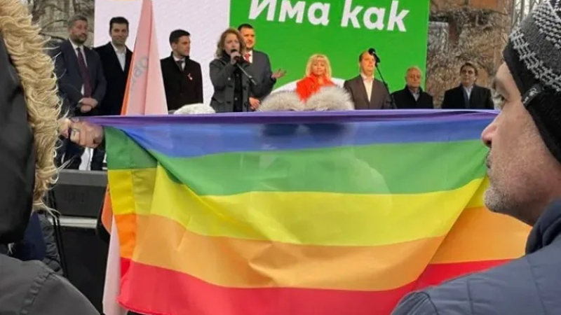 "Добрите сили" ПП и ДБ честват 3 март, развявайки флага на ЛГБТИ+