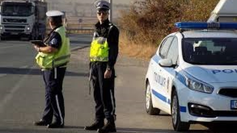 Ще се хванете за главата: Защо полицаи регулират движението по АМ "Тракия"