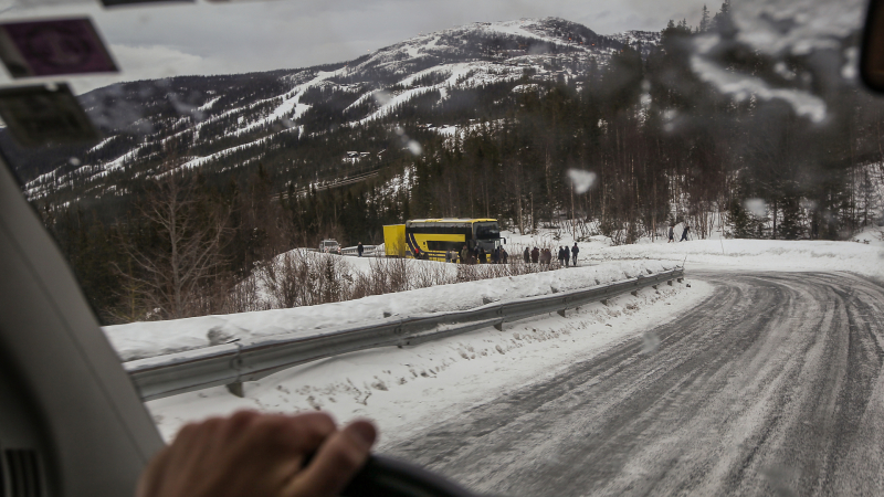 Автобус с 40 деца катастрофира в Алпите 