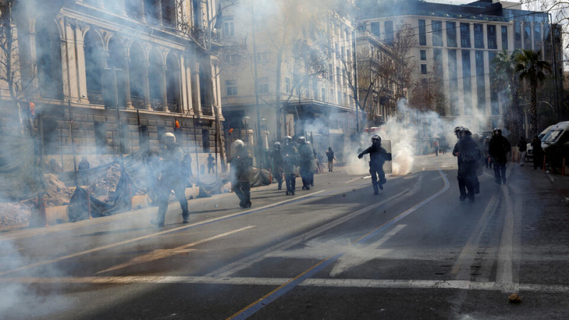Атина пламна, демонстранти и полицаи влязоха в нов остър сблъсък ВИДЕО 