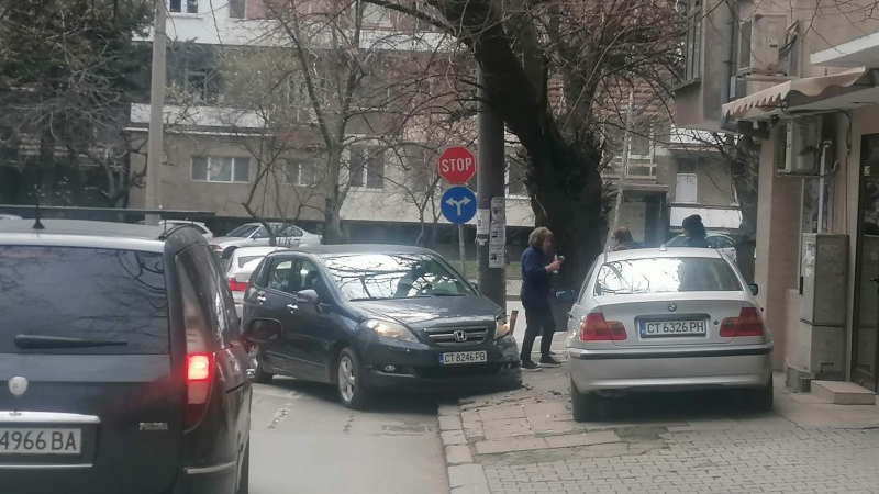 Шофьор на БМВ паркира на тротоара в Стара Загора и ето какво му се случи СНИМКА 