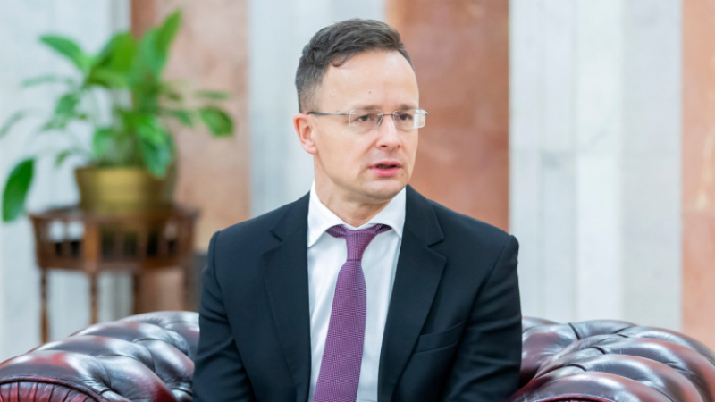 Външния министър на Унгария: Западът е изпаднал във "военна психоза"