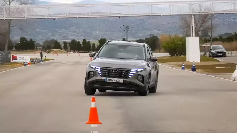 Експертите не очакваха такова нещо от хибридния Hyundai Tucson по време на "лосовия тест" ВИДЕО