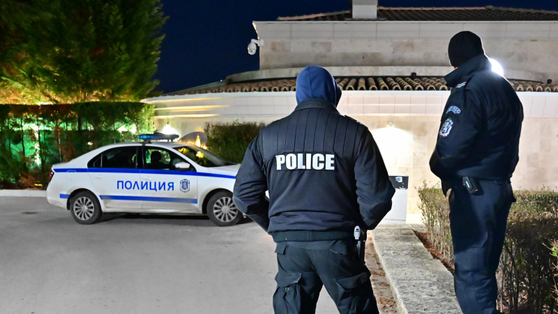 Полиция обърна с хастара навън луксозната вила на морето на Велико Желев СНИМКИ