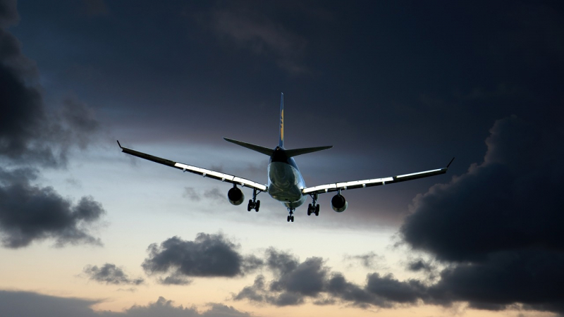 Кошмар във въздуха: Самолет се запали по време на полет, избухна паника ВИДЕО 
