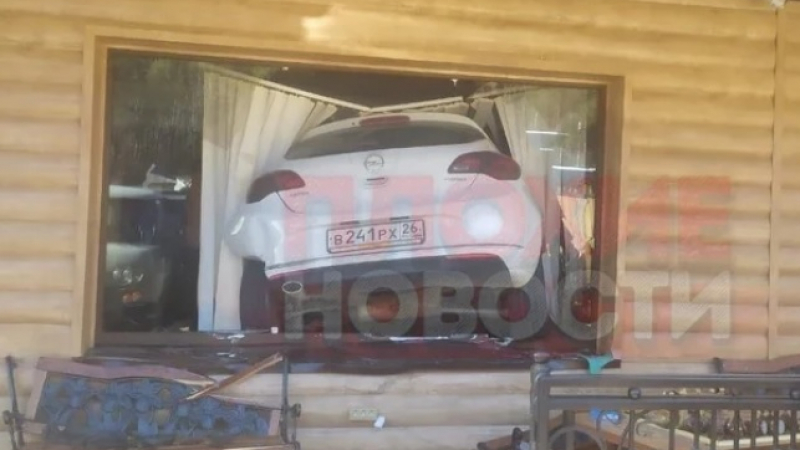 Зрелищни ВИДЕА: Шофьорка влетя с колата си през прозореца в стаята на семейство