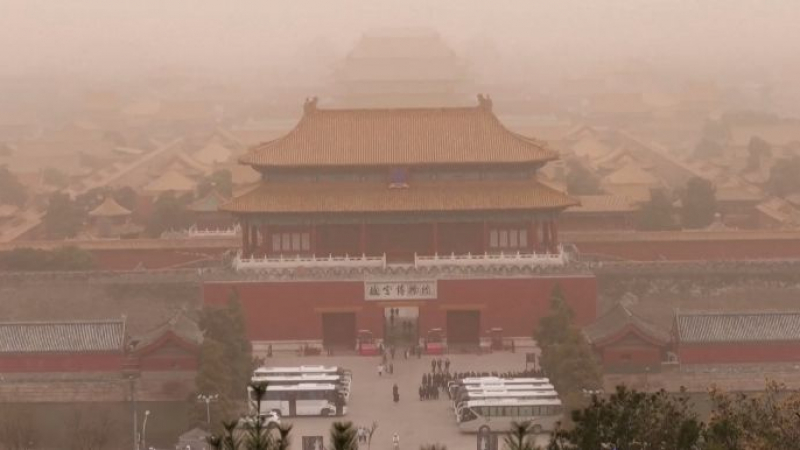 Небето над Пекин стана оранжево, обявиха червен код ВИДЕО 