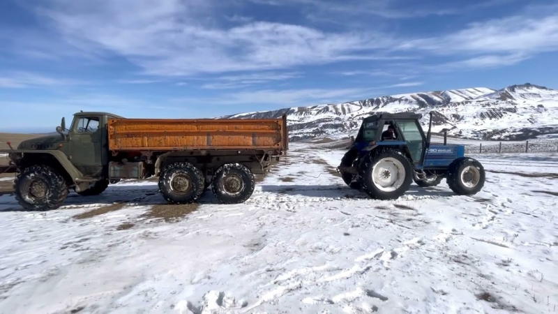 Урал и американски трактор New Holland се дърпат един друг, кой ще победи? ВИДЕО