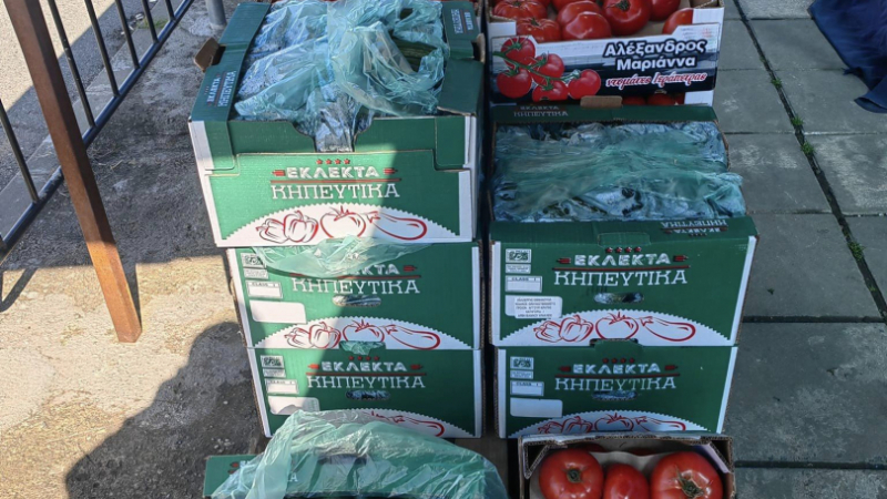 Бунт срещу веригите: Ето по колко продават домати на пътя, цената изненадва приятно 