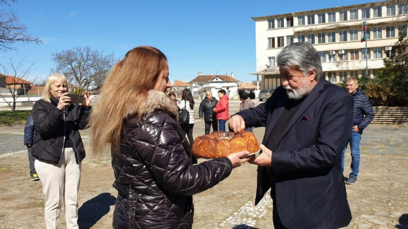 Обичан от мнозина българин бе посрещнат с хляб и сол в Чоба и каза какво зло са ПП  