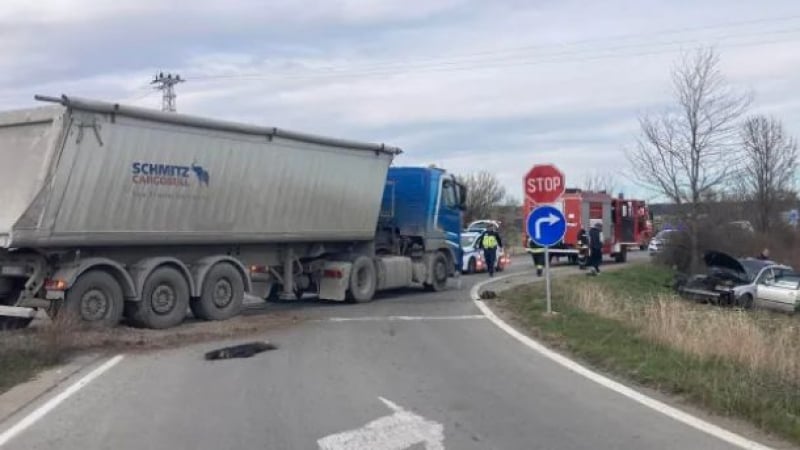 Фатално меле взе жертва край Шумен, линейки хвърчат към болницата СНИМКА