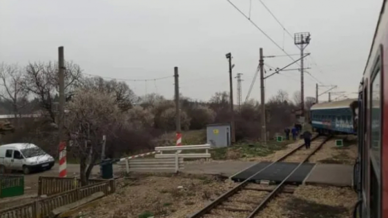 Извънредно! Бързият влак Варна – София дерайлира край Търговище