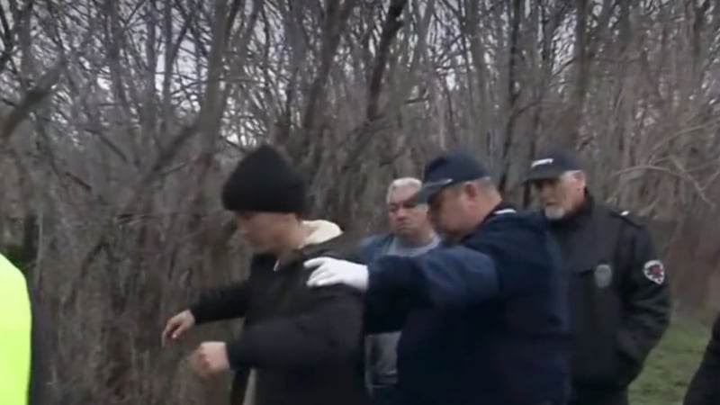 Ченгета тарашат съмнителни младежи в Бургаско, оказаха се... ВИДЕО  