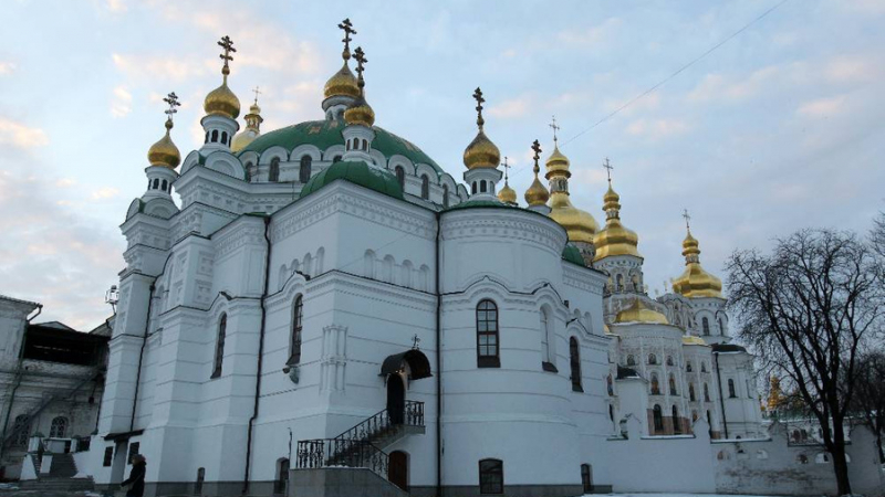 „Задават се ужасни неща“: Екстрасенска проучи черните кръстове на Киевско-Печорската лавра и откри следи от демони