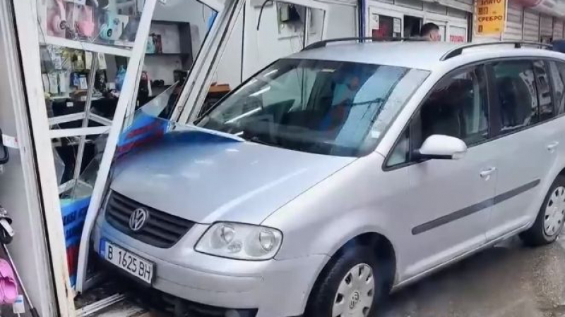 Кола се вряза в магазин на оживен пазар във Варна ВИДЕО