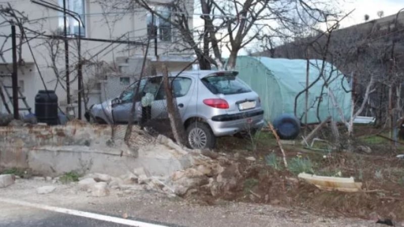 Зрелище! Шофьор скъса ограда и кацна в двора на къща в Покровник СНИМКИ