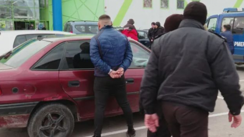 Зрелищна акция на паркинг на хипермаркет във Варна СНИМКИ 