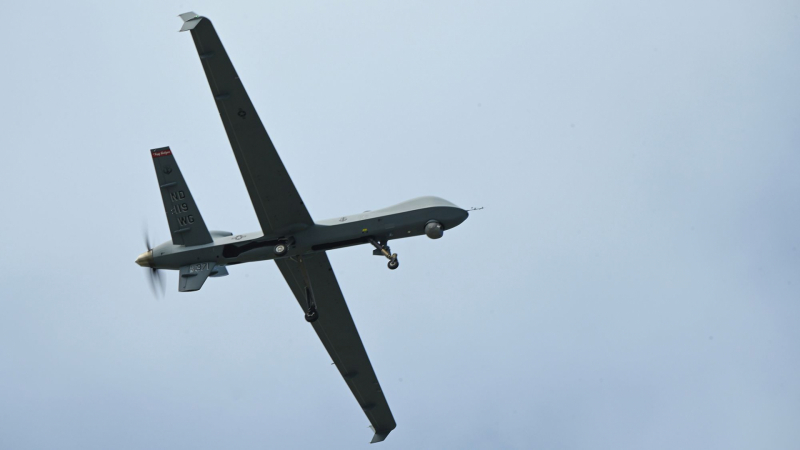 Става напечено: Въоръжен ударен US дрон се появи над района, където руснаците вадят сваления MQ-9 Reaper