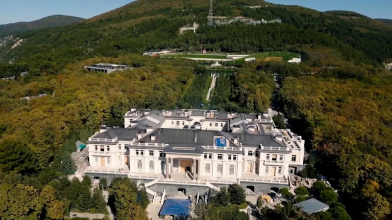 CNN разказа за богатството на Путин: Мегаяхта, дворец, 19 къщи, 700 коли, 58 самолета и...