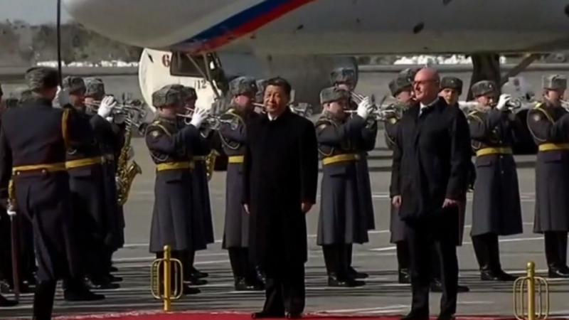 Китайският президент кацна в Москва ВИДЕО