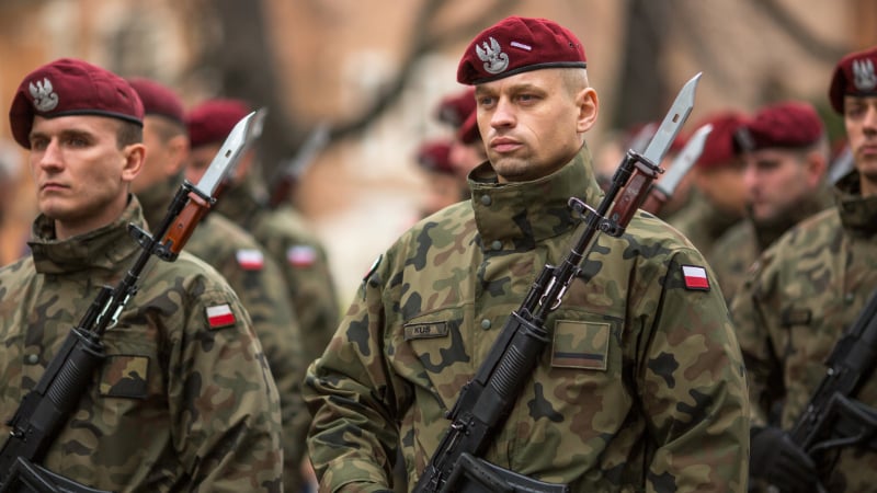 Нещо невиждано се случва с армията в Полша, поляците се юрнаха да...