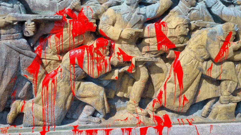 Отново вандализираха Паметника на Съветската армия СНИМКИ