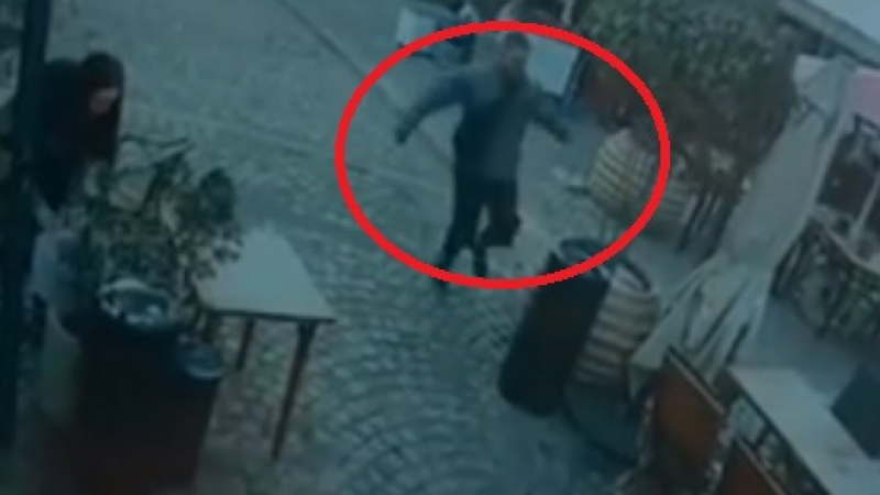 Ново брутално ВИДЕО с издевателствата на нападателя на жени в Пловдив, очевидци разказват 