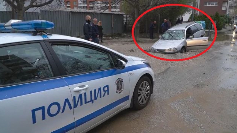 Ужас в Пловдив! Кола изчезна за секунди в улична дупка СНИМКИ