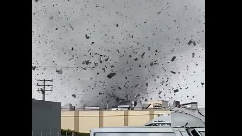 Торнадо понесе коли и покриви във въздуха, унищожи цял град ВИДЕО