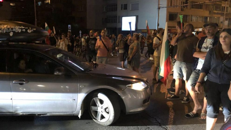 Протестъри изпотрошиха колата на майка с деца в София, ето какво ги сполетя