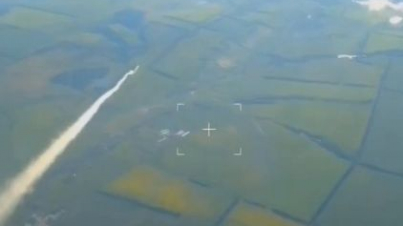 ВИДЕО от войната: Оператор на руски дрон финтира ракета, която прелетя на няколко сантиметра 