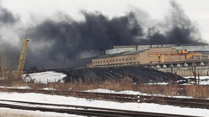 Руски завод за военни части избухна в пламъци СНИМКИ 
