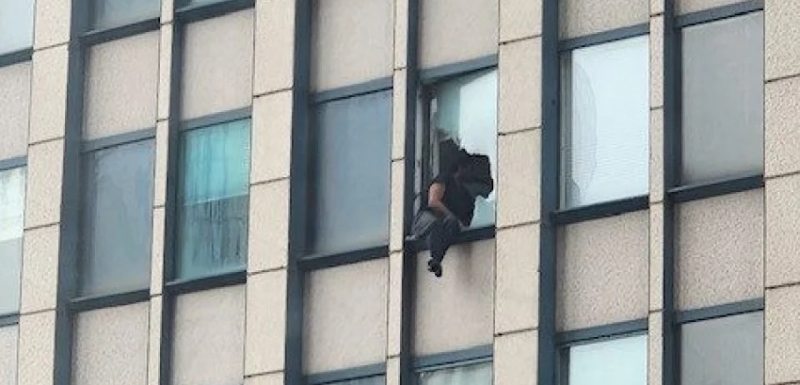 Екшън: Полицай се спусна с въже по небостъргач, за да арестува самоубиец ВИДЕО
