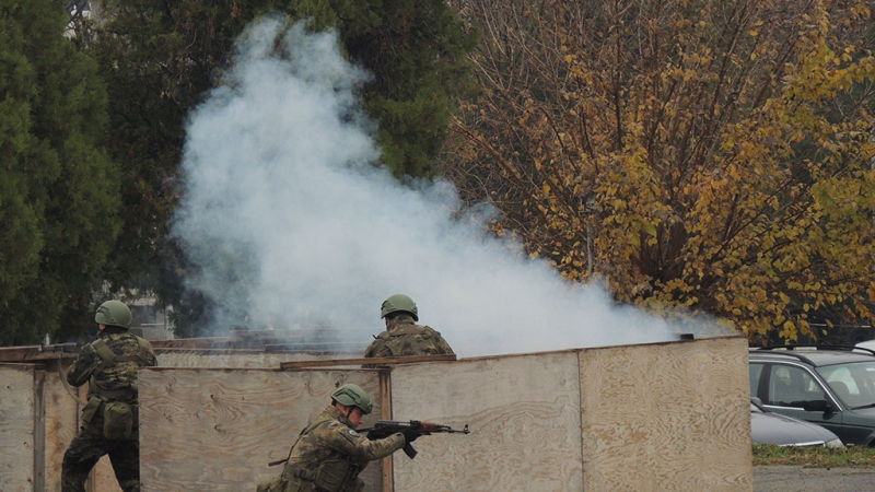 Опасна ситуация след стрелби на военен полигон в Казанлък 