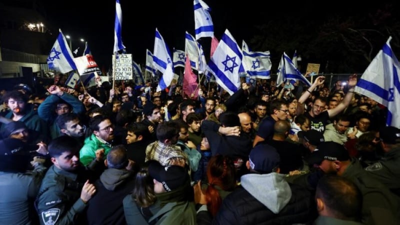 Протестиращите пробиха полицейския кордон до резиденцията на Нетаняху ВИДЕО