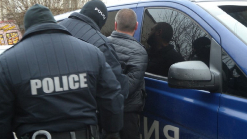 Екшън в Бургас: Охранители биха шофьор като куче, извадиха нож на случаен минувач, а накрая... 