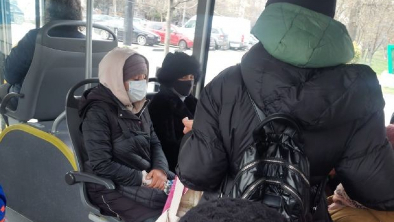 Пет маскирани ромки нахлуха в автобус 76 в София и стана страшно 