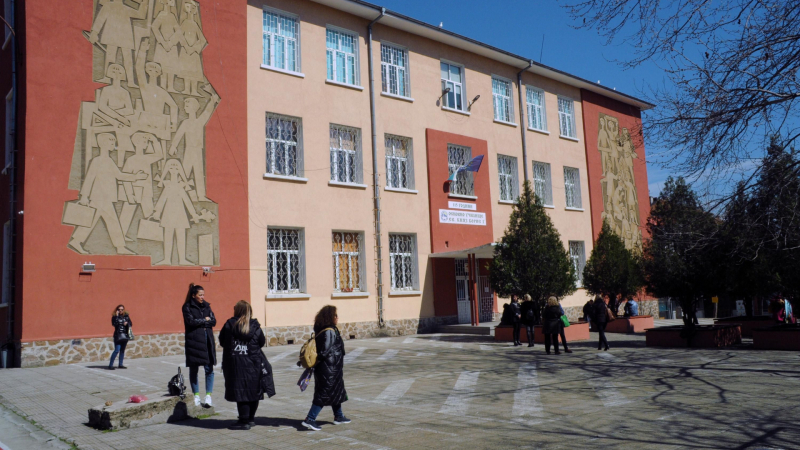 Няма край! Още училища в София и Бургас затворени заради заплахи