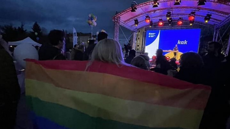 Вижте ни кои сме: ПП и ДБ закриха кампанията със знамето на гейовете СНИМКИ