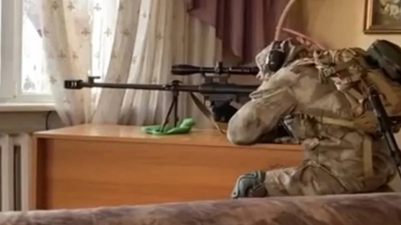 ВИДЕО от войната: Снайперист от ВСУ си направи позиция в апартамент