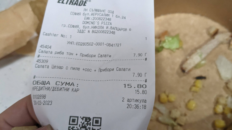 Клиент на реномирана софийска пицария си поръча салата, но вътре шаваше нещо живо ВИДЕО