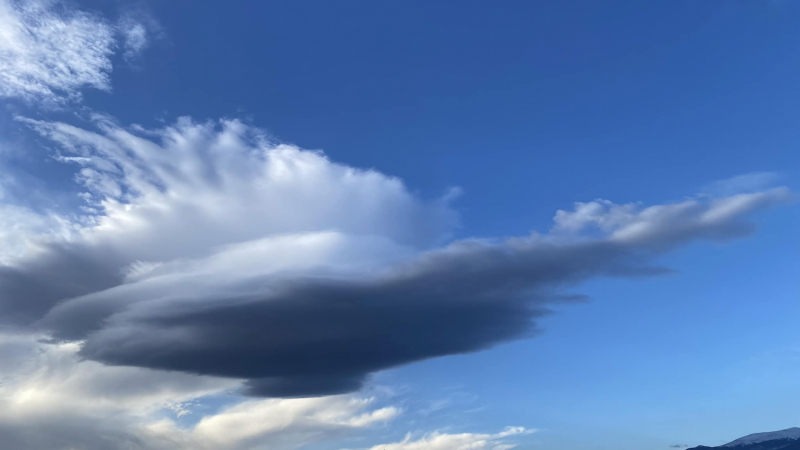 Зрелищен облак надвисна над София, а час по-късно стана зловещо СНИМКИ