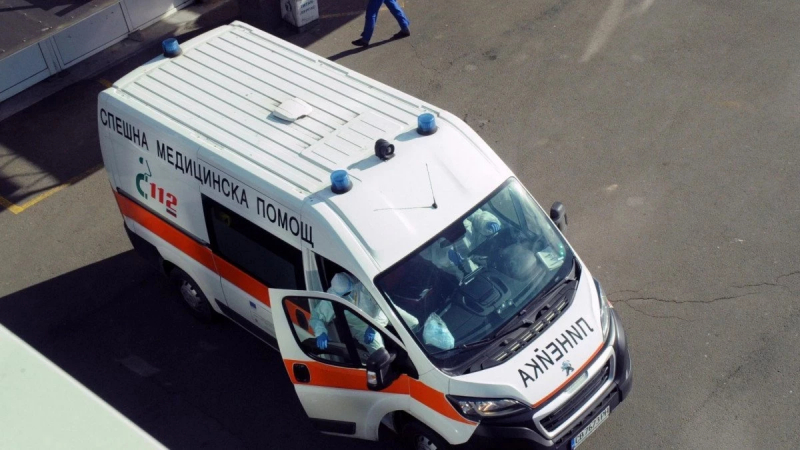 Брутално: Пловдивчанин се натряска, че медици не могат да го вдигнат от тротоара СНИМКИ