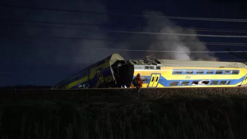 Трагедия в Нидерландия след дерайлирал пътнически влак СНИМКИ
