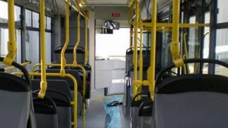 Пиян наруга възрастна жена в градски автобус и стана страшно 