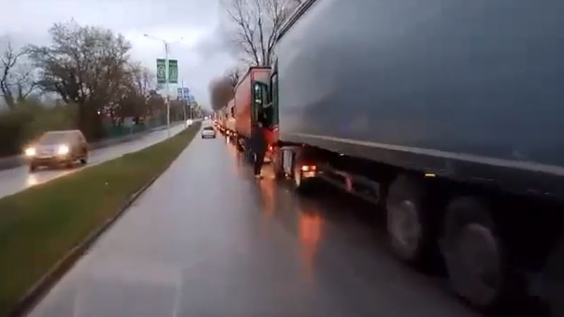 Хората питат: Какво има в тези камиони с украински номера на пътя между военните заводи в Сопот и Казанлък ВИДЕО