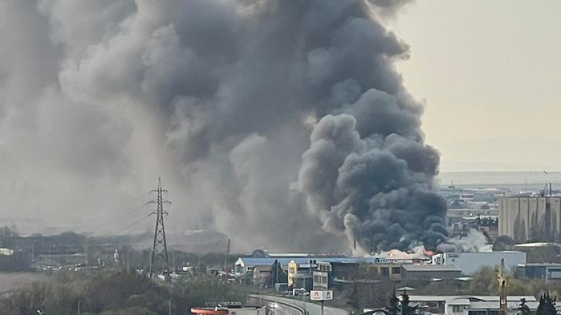Огромен пожар избухна в Бургас, небето над града почерня СНИМКИ