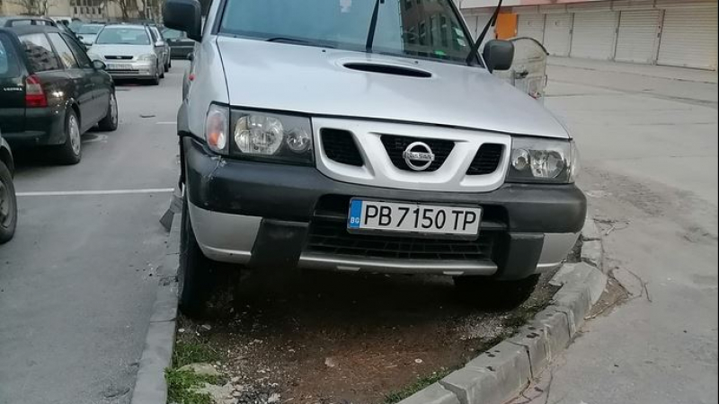 Пловдивчанин паркира джипа си на тротоар, а след това се оказа, че...СНИМКИ