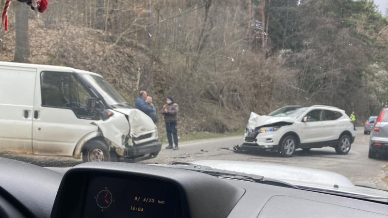 Първо в БЛИЦ! Зрелищно меле край Самоков, пътят за София е затворен