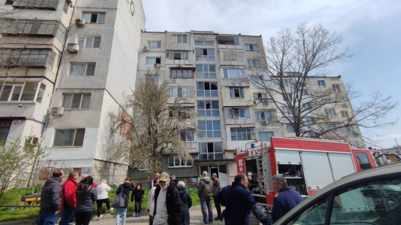 Евакуираха блок във Варна, откриха труп след това! СНИМКИ